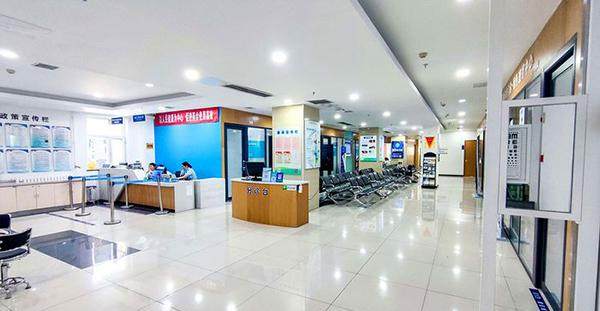 无粘弹剂晶体植入技术的优势与医生